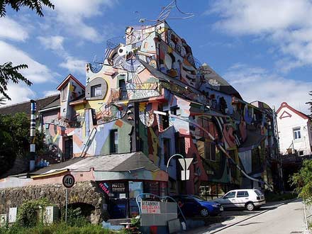 strange-house-and-hotel